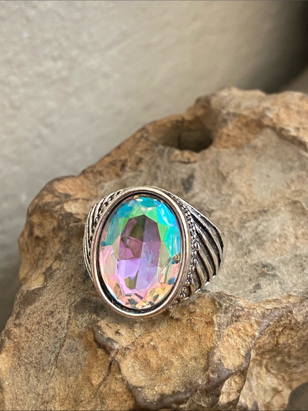 5/$10❤️❤️❤️NEW Ornate Design Faceted Iridescent Acrylic Cabochon Ring
